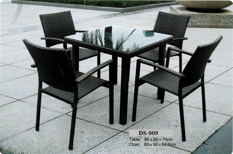 Outdoor wicker dining chair